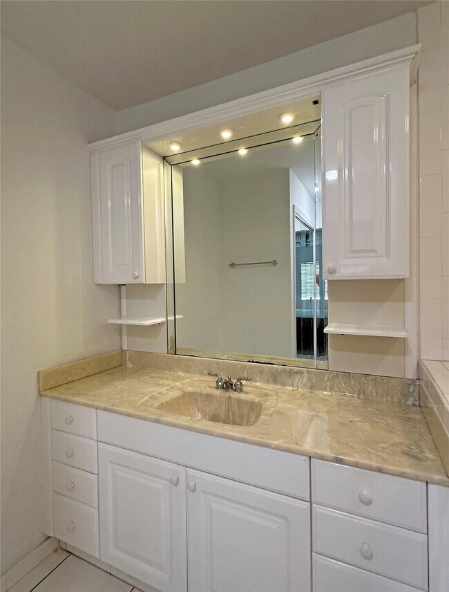 Building Photo - 6485 Bay Club Dr