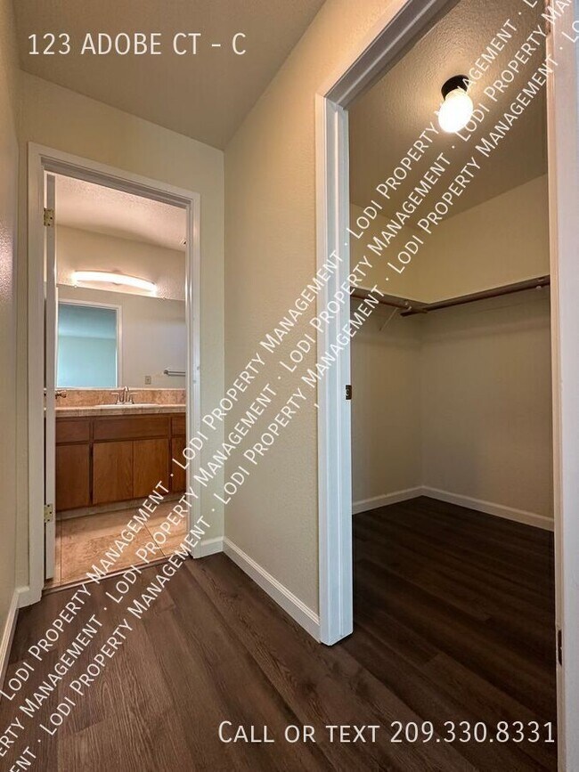 Building Photo - 123 Adobe Ct