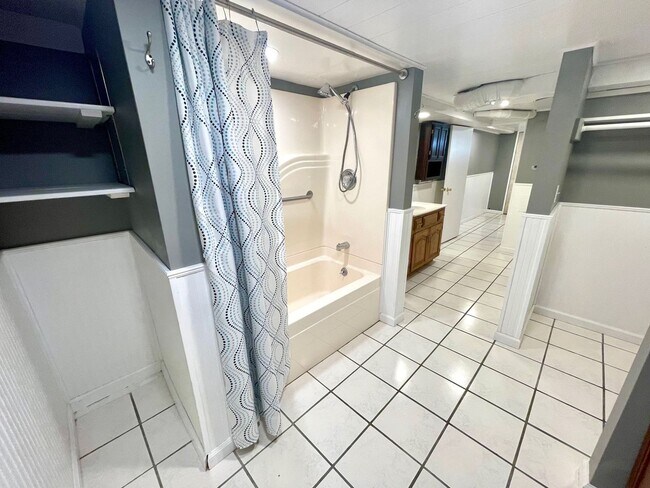 Building Photo - Very Unique 5 Bedroom Home on Large Lot