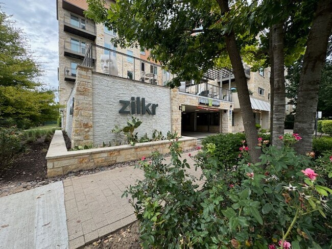 Building Photo - Luxurious Penthouse Studio condo at Zilker