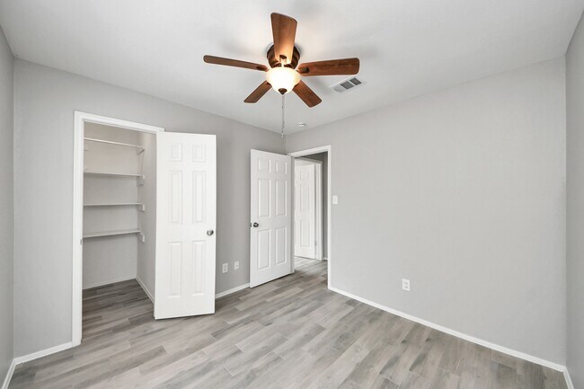 Building Photo - 19734 Oakland Valley Dr