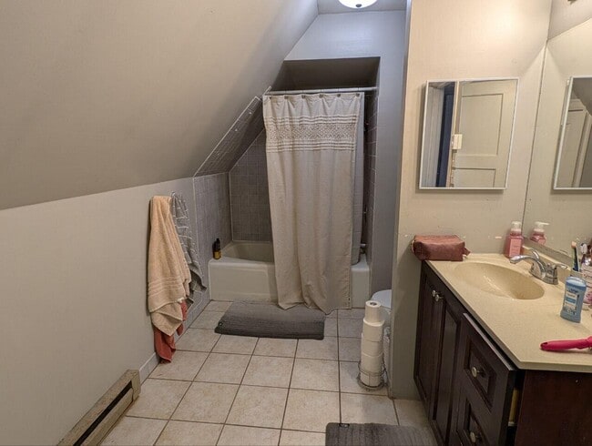 Building Photo - 3040 N Farwell Ave