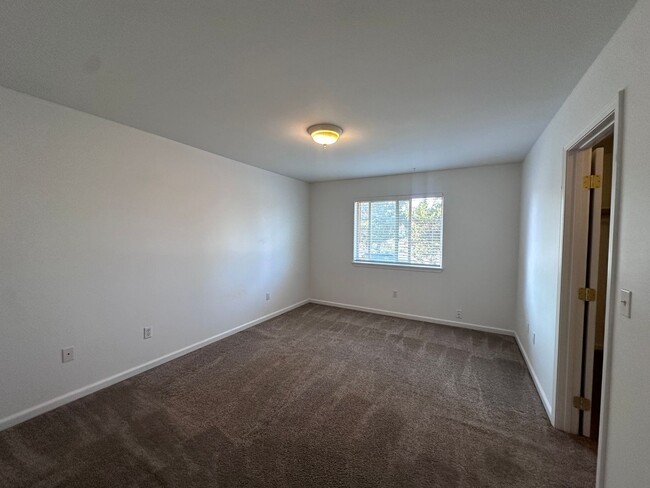 Building Photo - Updated 2 Bed Townhome w/ Garage, Fireplace & Utilities Included!