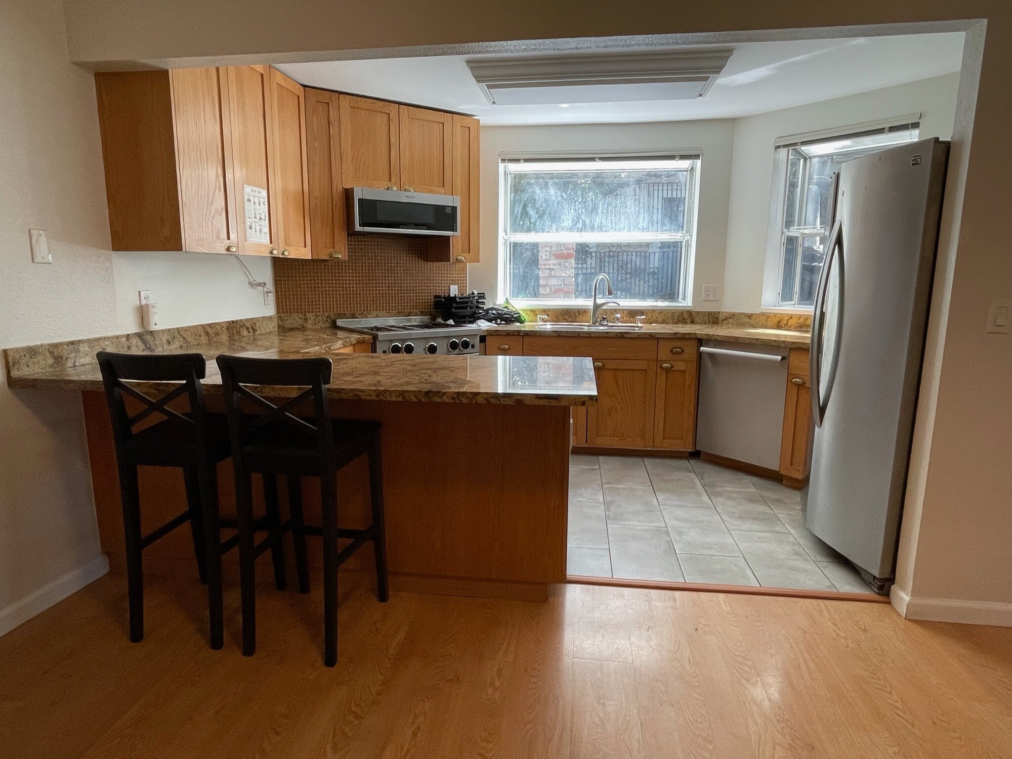 chefs range, built in micro, dishwasher, side by side fridge - 1524 Pacific Ave