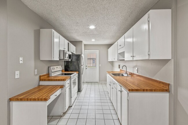 Primary Photo - Updated 3 Bedroom Condo Minutes from Downt...