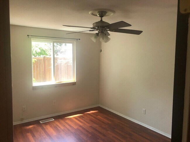 Building Photo - Spacious Single Level 3bd 2.75bath availab...