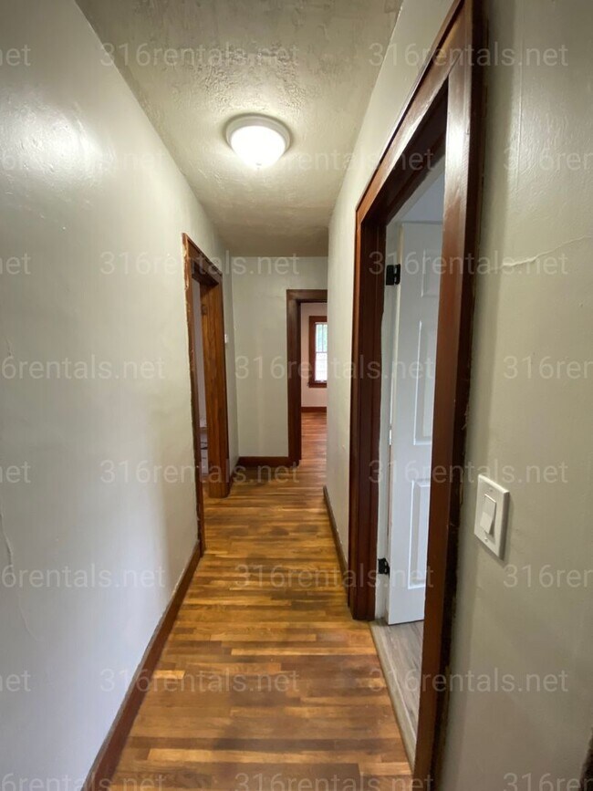 Building Photo - $925 - 2 bed 1 bath - Home with a fenced yard and garage