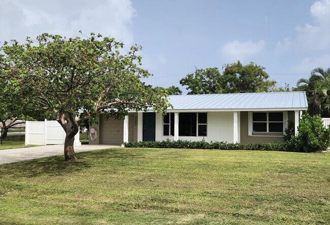 Building Photo - 2302 SW 10th St
