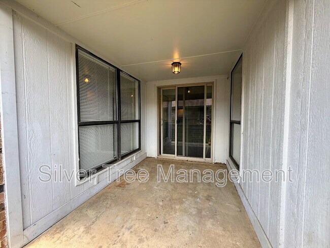 Building Photo - 6845 S Creek Dr