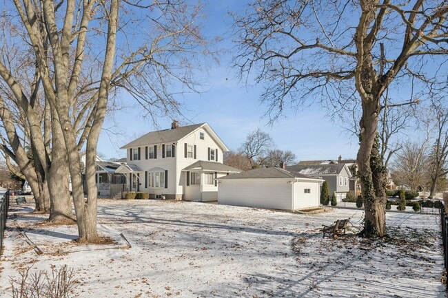 Building Photo - 713 Warrenville Rd