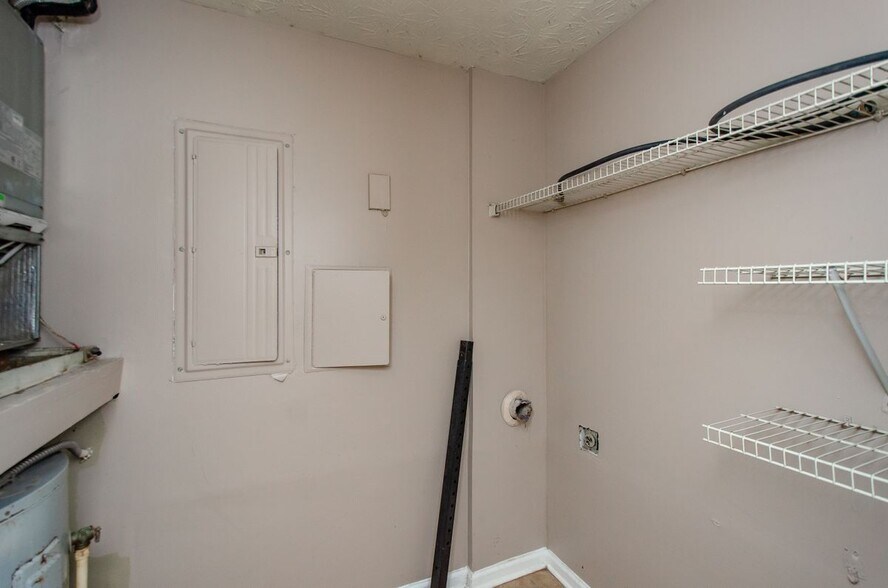 Building Photo - 10104 Fairington Ridge Cir