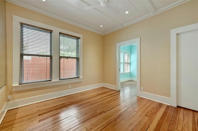 Building Photo - 507 E Live Oak St