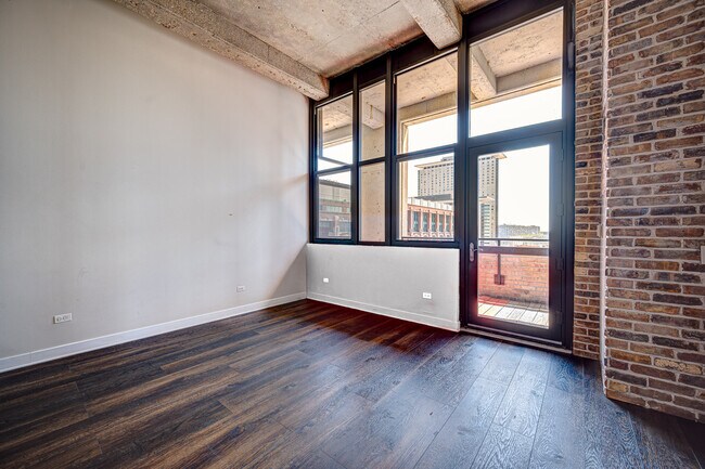 Building Photo - 320 E 21st St