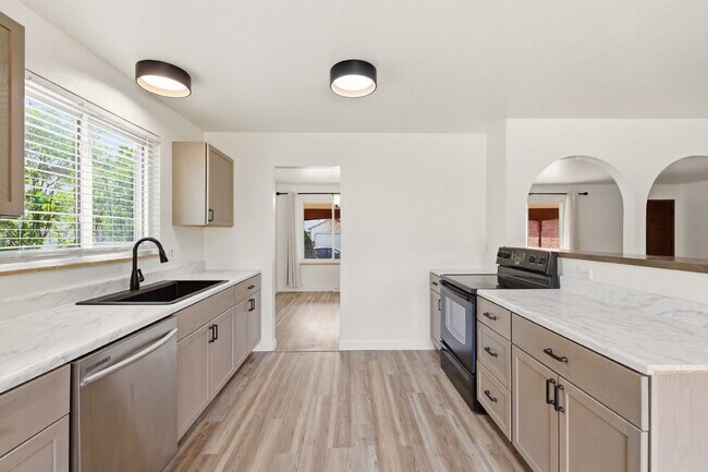 Building Photo - Huge Backyard - Remodeled 3 Bedroom 1.5 Bath Ready ASAP!