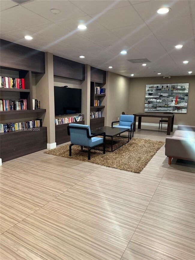 Building Photo - 3675 N Country Club Dr