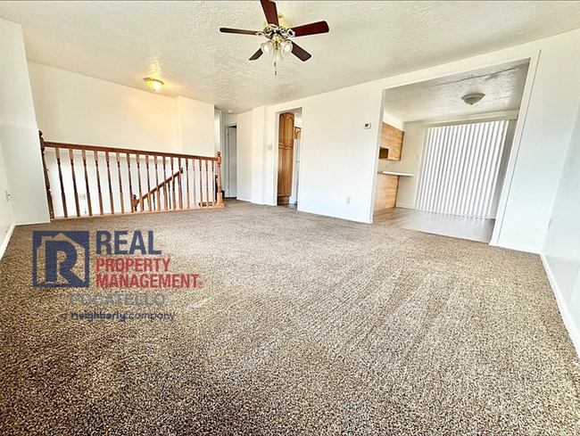 Building Photo - Spacious 4 Bed / 2 Bath Duplex | Garage + Split-Level Layout | Pet Negotiable