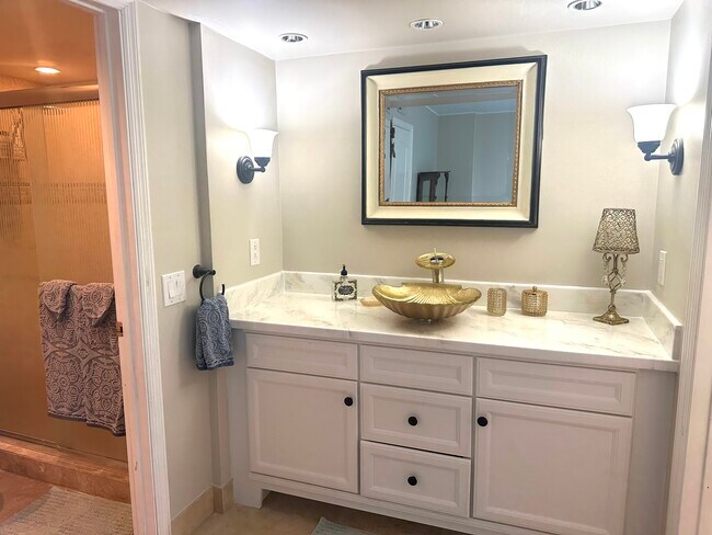 Queen Bath - 2455 Lindell Blvd