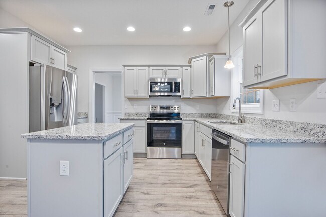 Building Photo - 917 Uplands Ln