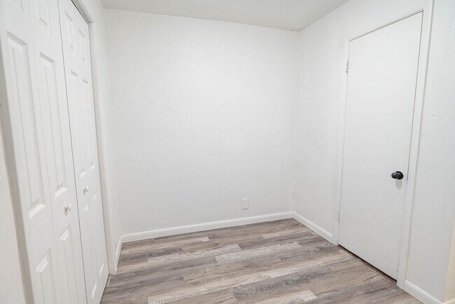 Building Photo - 1118 Louise Dr