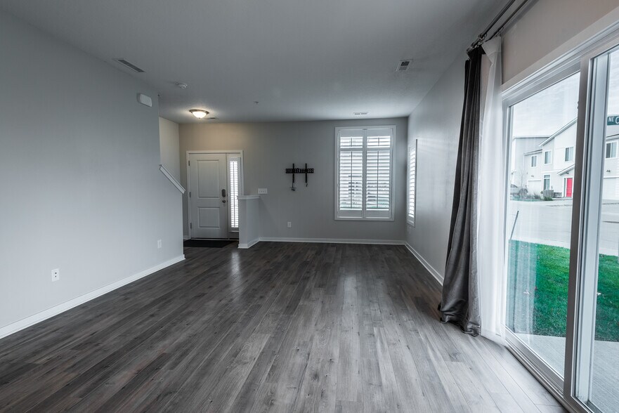 Building Photo - 329 NE Otter Dr