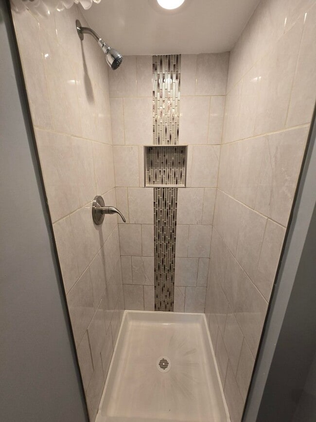 Building Photo - Beautiful 4 Bedroom 2 Bathroom East Baltim...