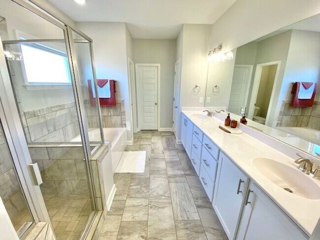 Building Photo - Now Leasing In Sommerville -4 Bedroom 2.5 ...