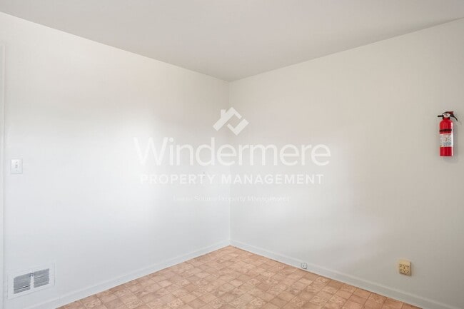 Building Photo - *** COMING SOON *** Darling 2 bedroom, 1 bath Home In Spokane