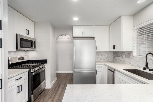 Building Photo - Stunning Renovated 3-Bedroom condo in The ...