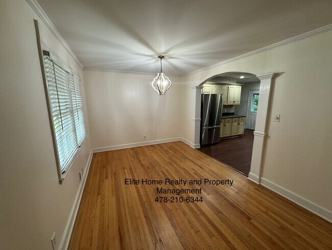 Building Photo - 828 Forest Ridge Dr W