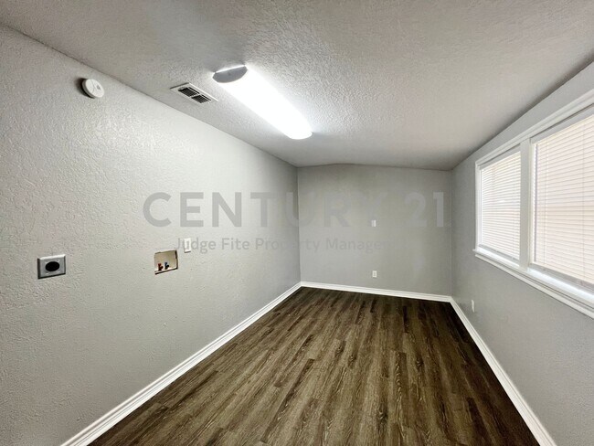 Building Photo - 450 Everett Ave
