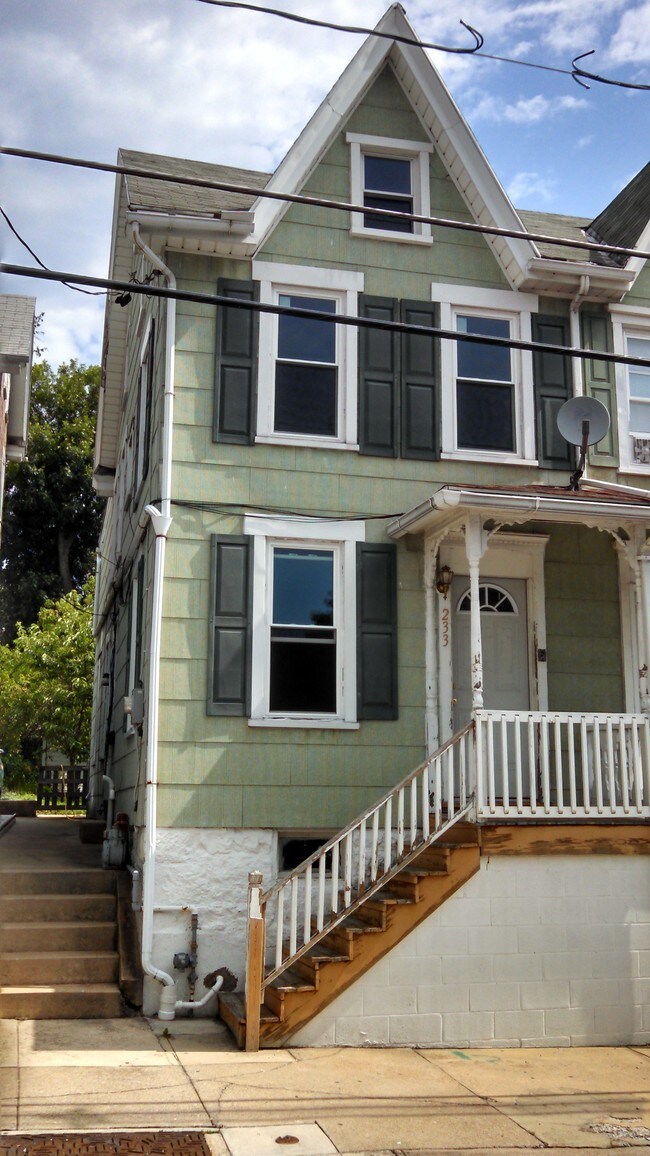Primary Photo - 233 High St