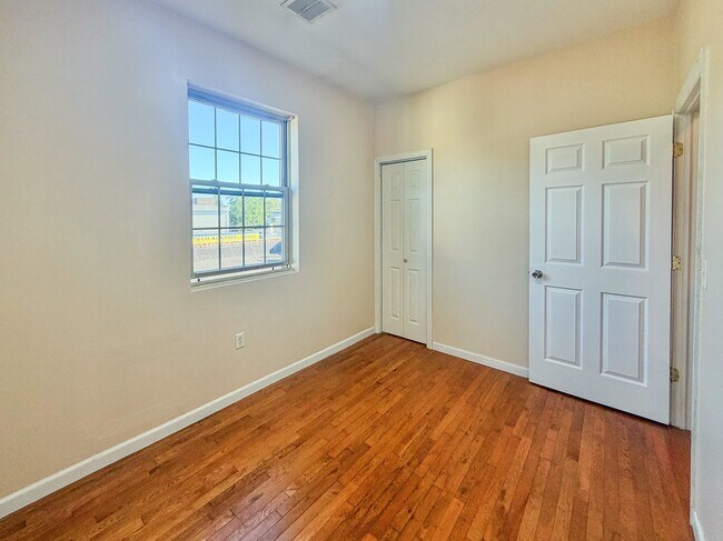 Building Photo - 247 Winfield Ave