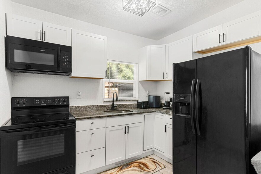 Building Photo - 2213 E 18th Ave