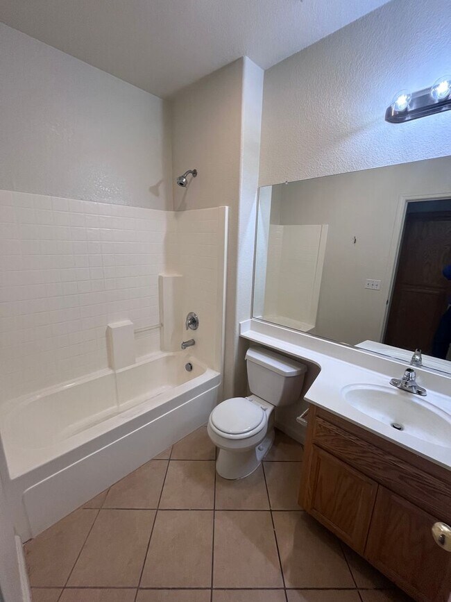 Building Photo - LOVELY 3 BEDROOM HOUSE IN NEWER SUBDIVISION!!