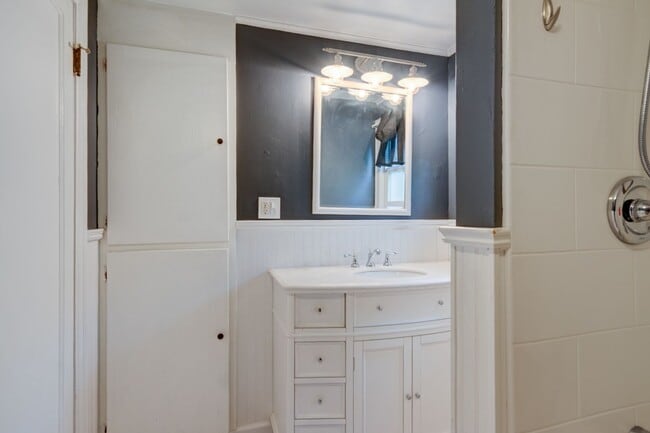 Building Photo - Charming 3-Bedroom Home Near Downtown Oak Harbor –Pet Friendly home.