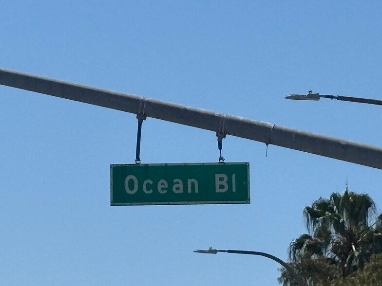 Building Photo - 933 E 1st St