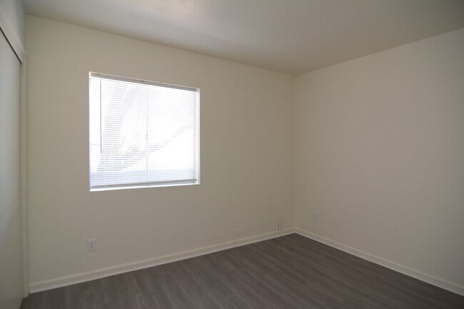 Building Photo - Remodeled 3 Bedroom 1 Bath Five-plex! Clos...