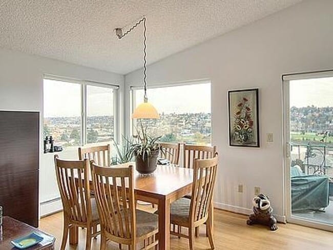 Building Photo - Luo Zhong Triplex