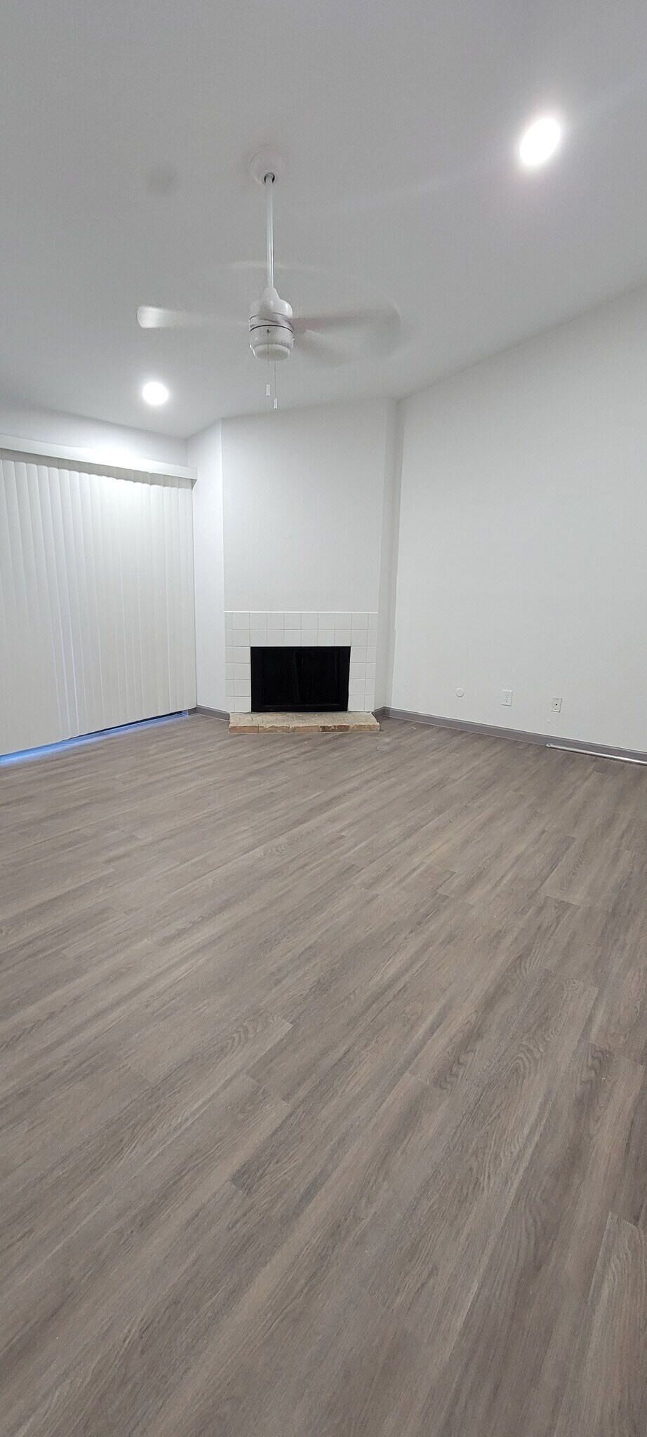 Building Photo - 7142 N Holiday Dr