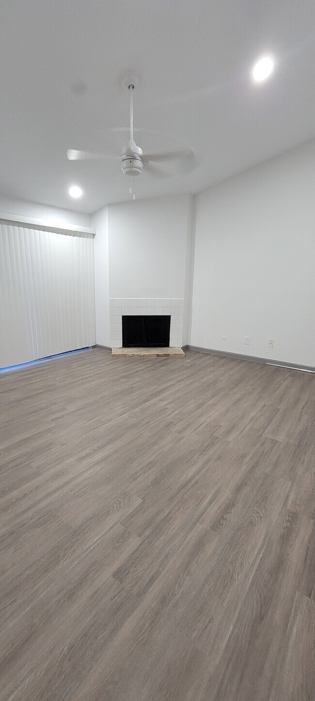 Building Photo - 7142 N Holiday Dr