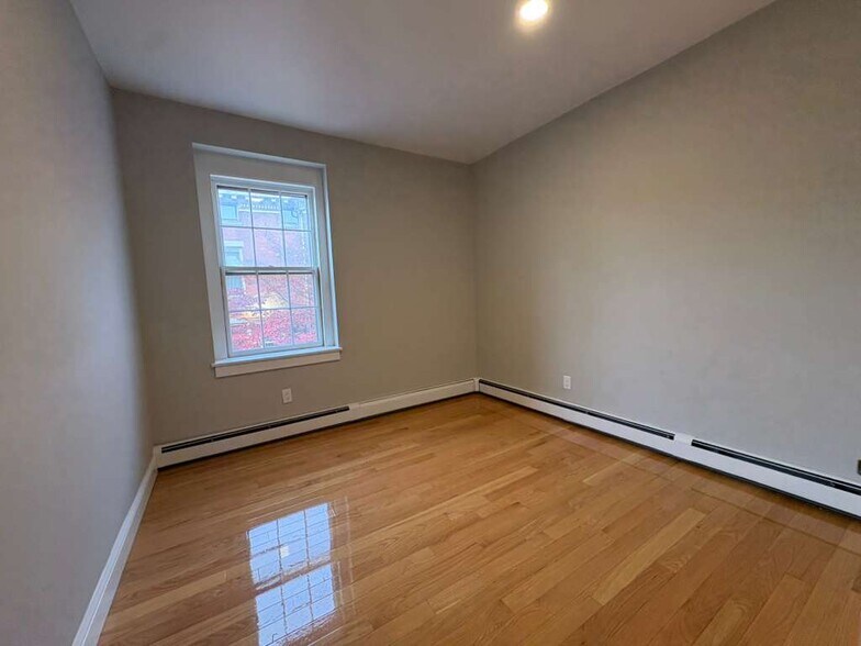 Building Photo - 604 Chapel St