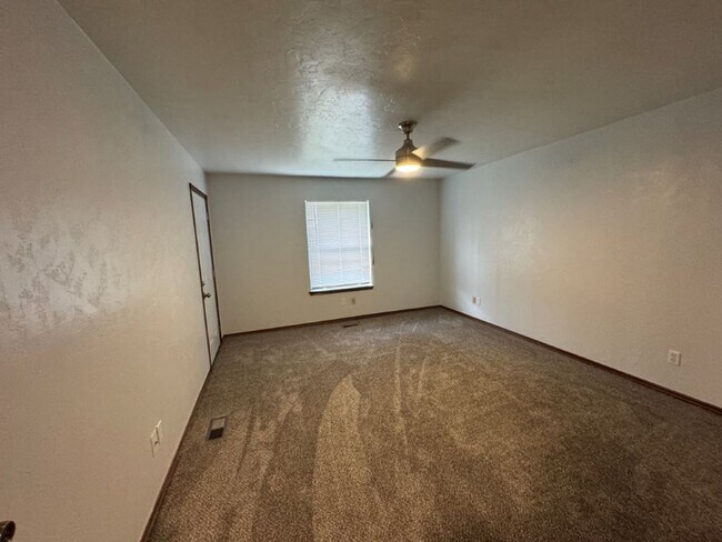 Building Photo - New flooring and tile, great location, lar...
