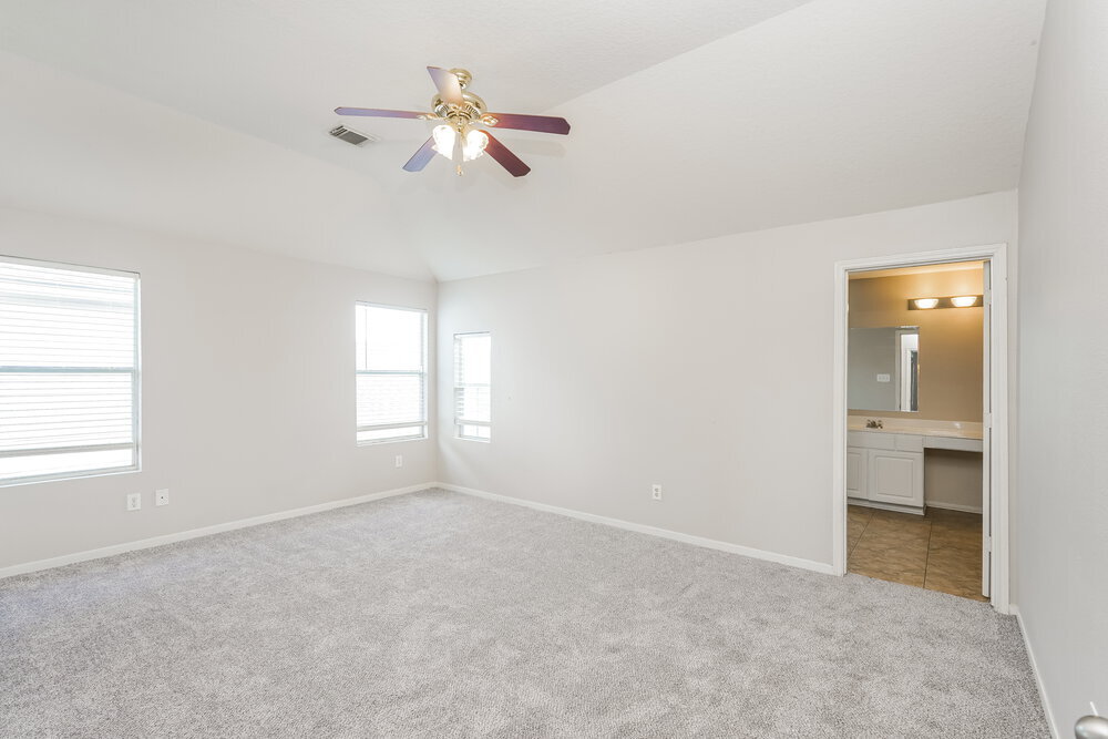 Building Photo - 18423 Knob Hill Lake Ln