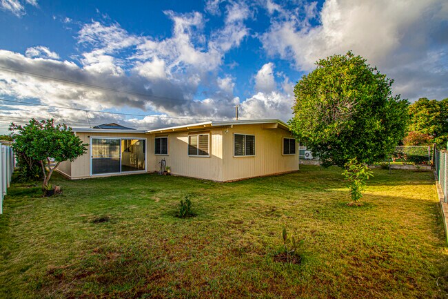 Building Photo - 1633 Hookani St