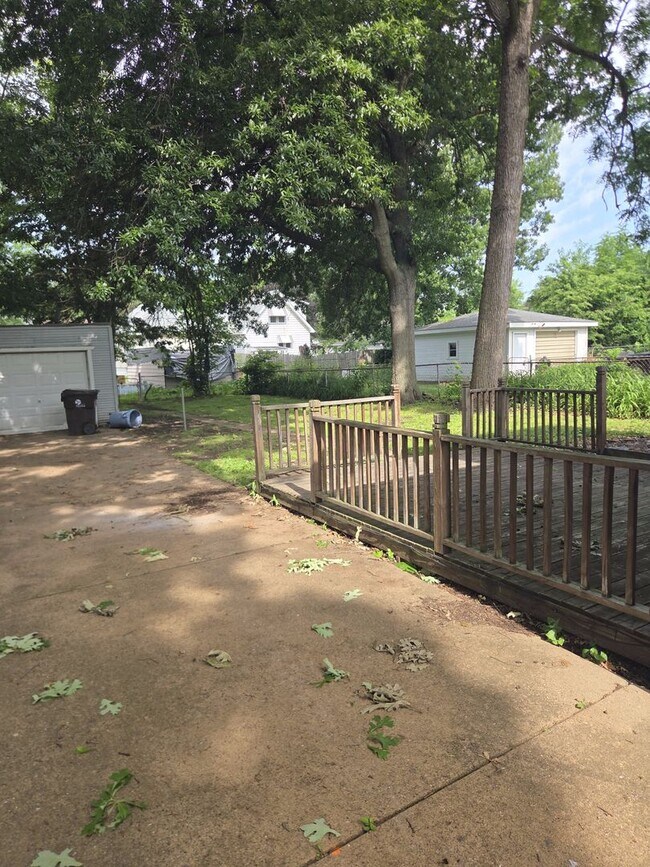 Building Photo - Spacious 4-Bedroom Home in Peoria — Dog-Friendly & Move-In Ready!