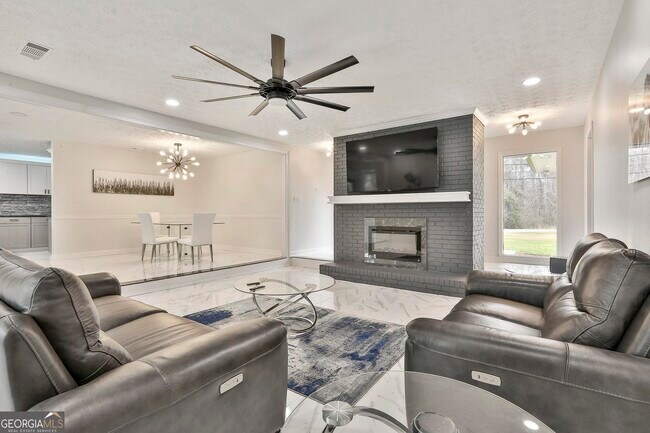 Building Photo - 558 Kenwood Rd