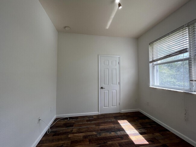 Building Photo - 3096 NW 29th Ct