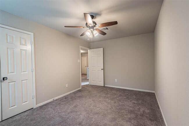 Building Photo - 165 Camelot Pl Ct