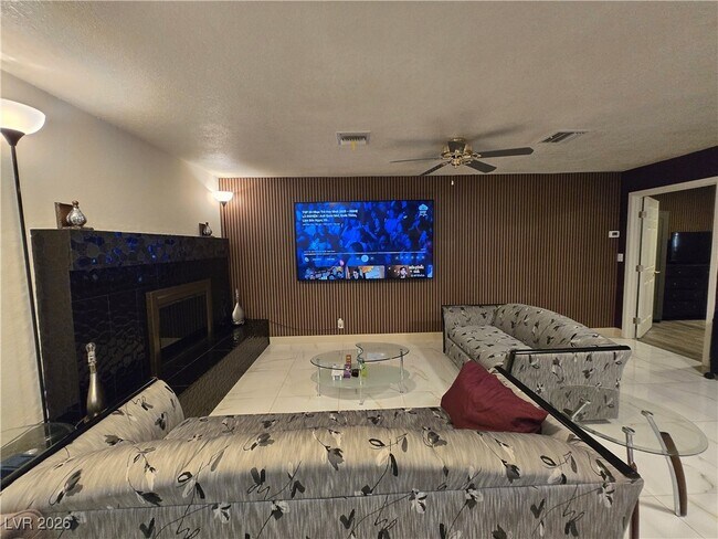 Building Photo - 2755 Mann St