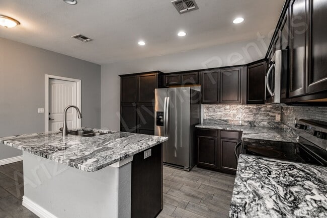 Building Photo - DON'T MISS THIS THREE BEDROOM TOWNHOUSE IN A PRIME LOCATION